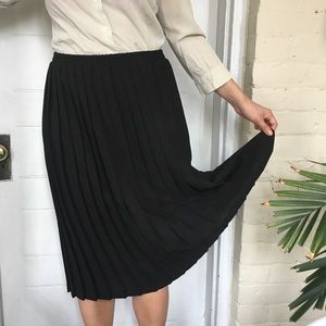 Black vintage pleated skirt